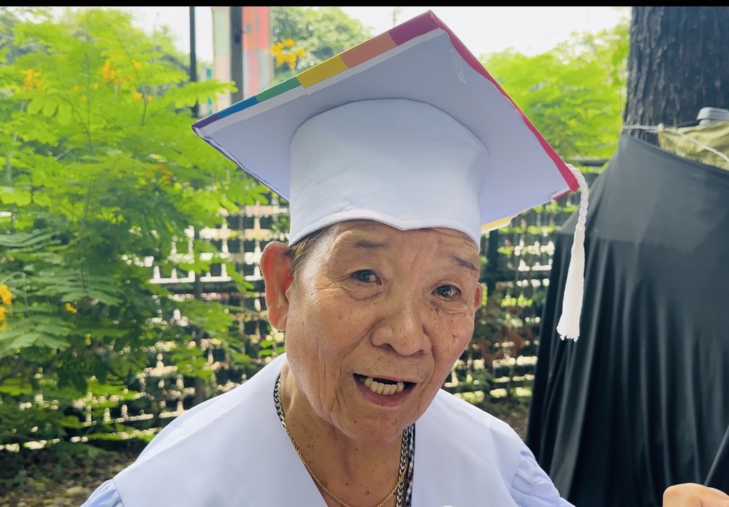 ‘Tibo ng Tondo’ graduates at age 75 at the QC rainbow grad rites